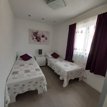 Apartment Lucky With Jacuzzi Trogir Room photo